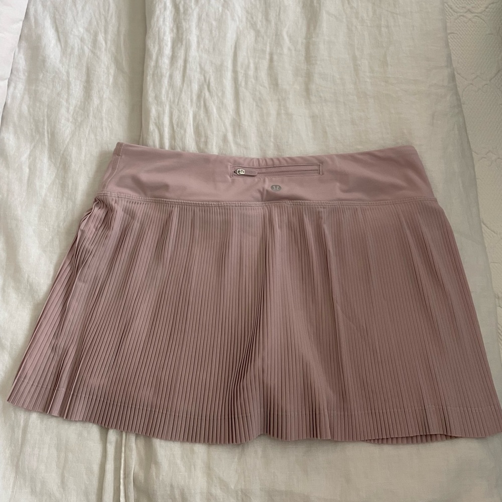 Never worn/new size 8 pink lulu pleated skirt! Not online/rare find! Mid rise!